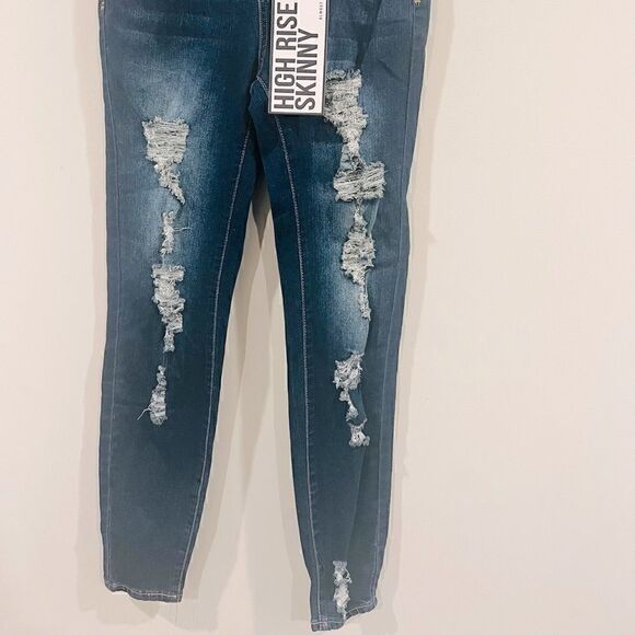 New Almost Famous™ High Rise Destructed junior Skinny Jeans pants size 3 - Picture 10 of 10